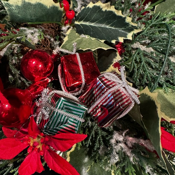 Beautiful Vintage White Wicker Christmas Sleigh w/ Greenery & Decor 15” x 11” - Picture 7 of 12